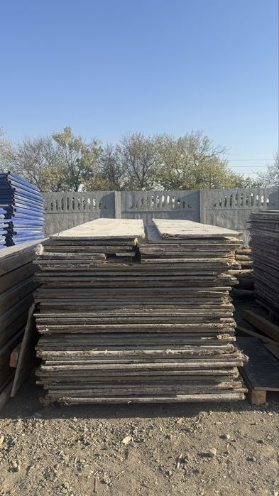 Монолитный леса и фанера