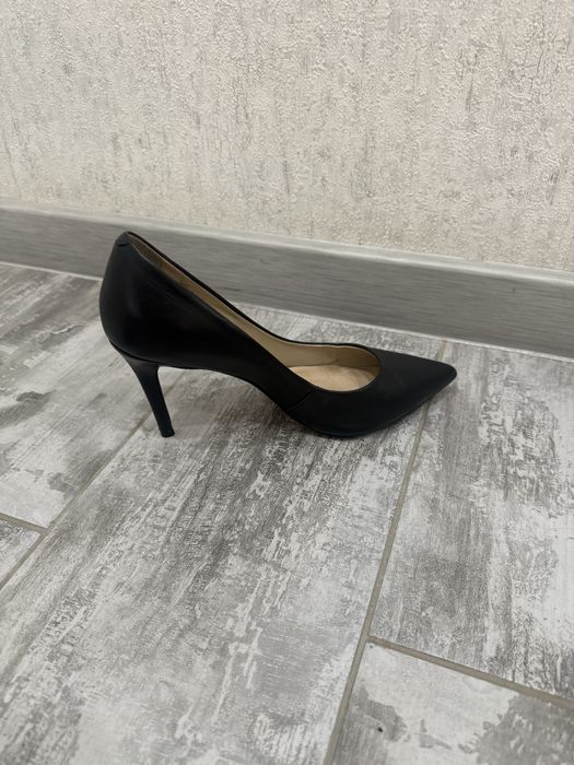 Продам черные туфли