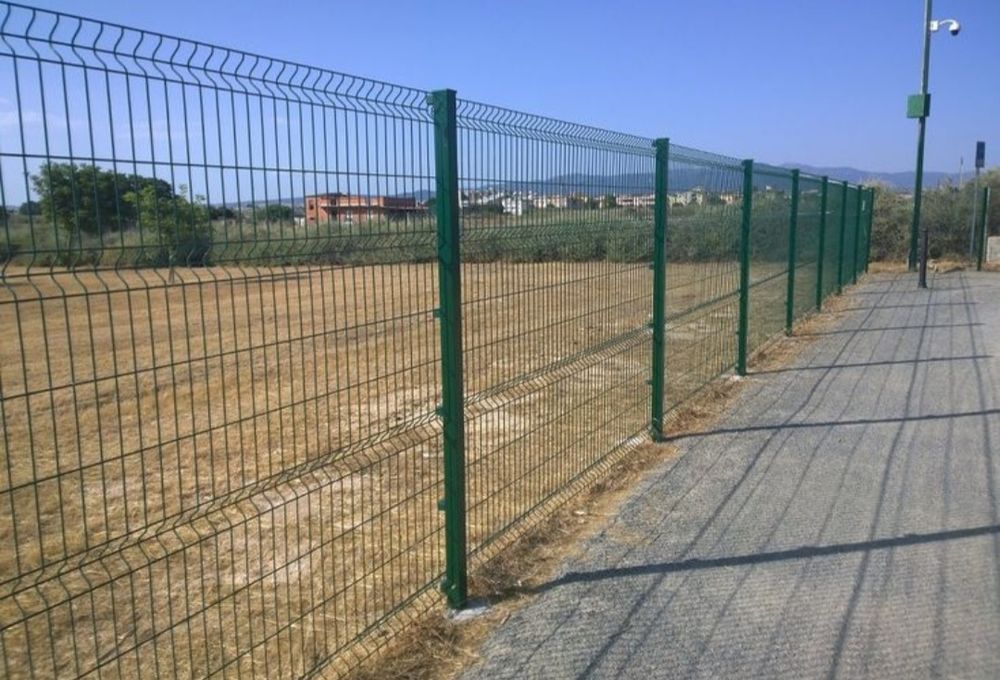 Suntem meseriași de făcut garduri din plasă bordurată sau din șipcă metalică