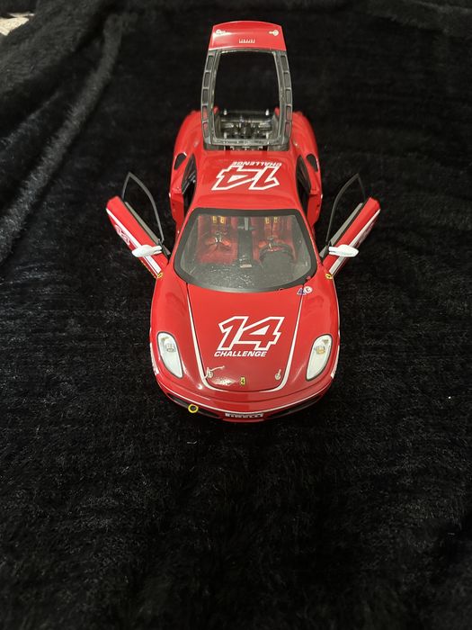 Ferrari cu anumite parti lipsa si anumite imperfectiuni
