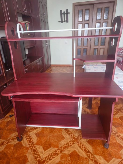 Продам компьютерный стол