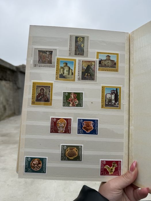 Голям класьор с различни пощенски марки