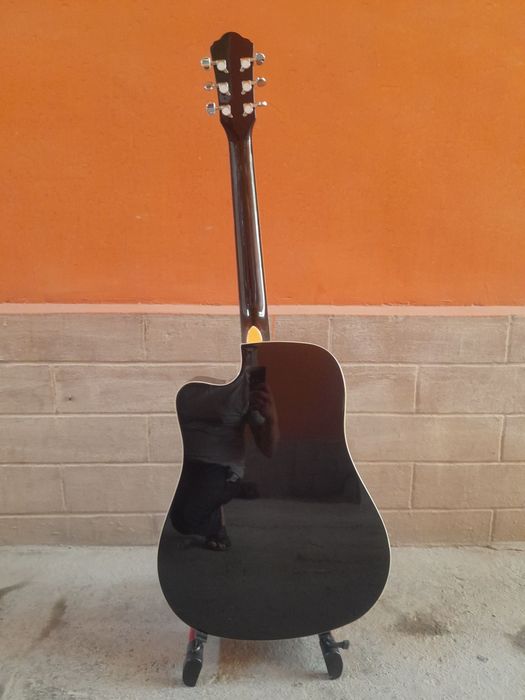 Гитара сотилади и