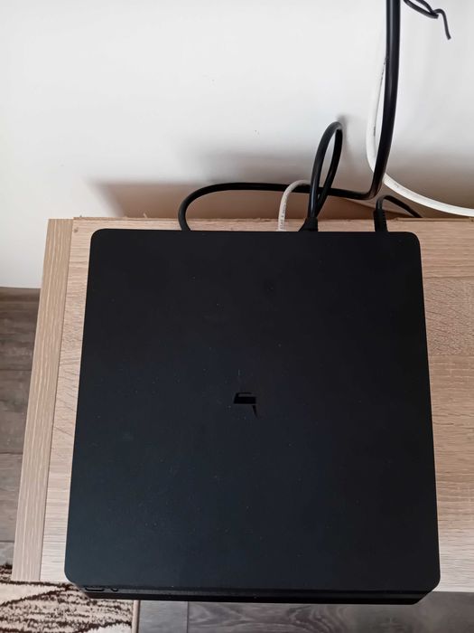 Vând PS4 Slim DEFECT Pentru piese de schimb