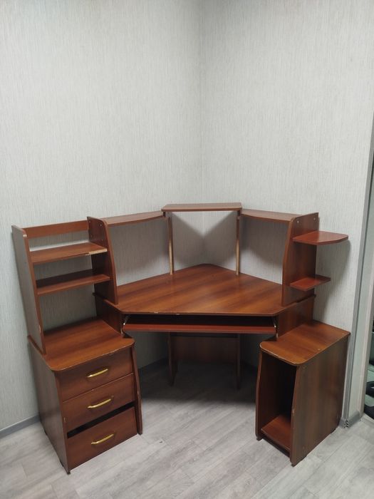 Продаётся компьютерный стол