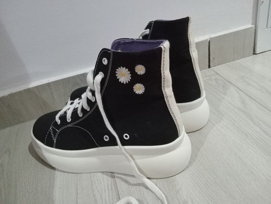 Adidași Bershka negri Dama