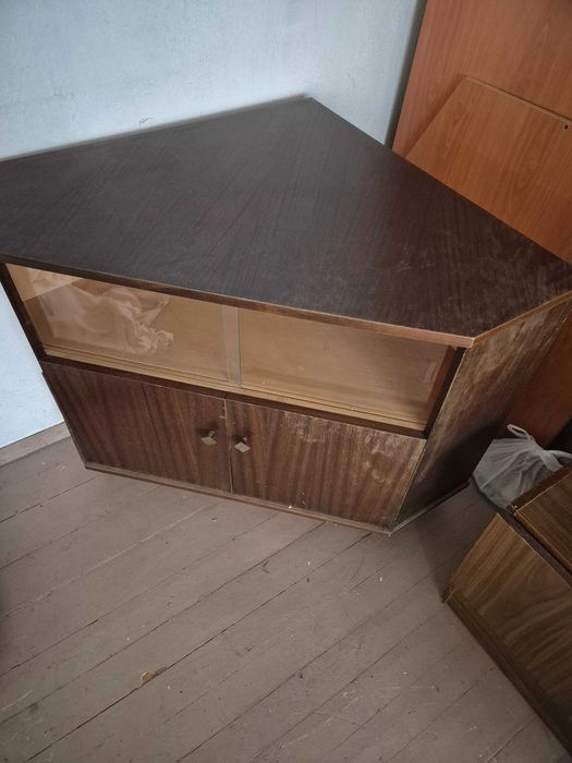 Ъглов дървен бюфет