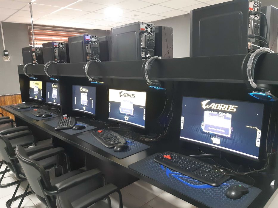 Kompyuterlar mebellari bilan sotiladi. Holati hali yangi.