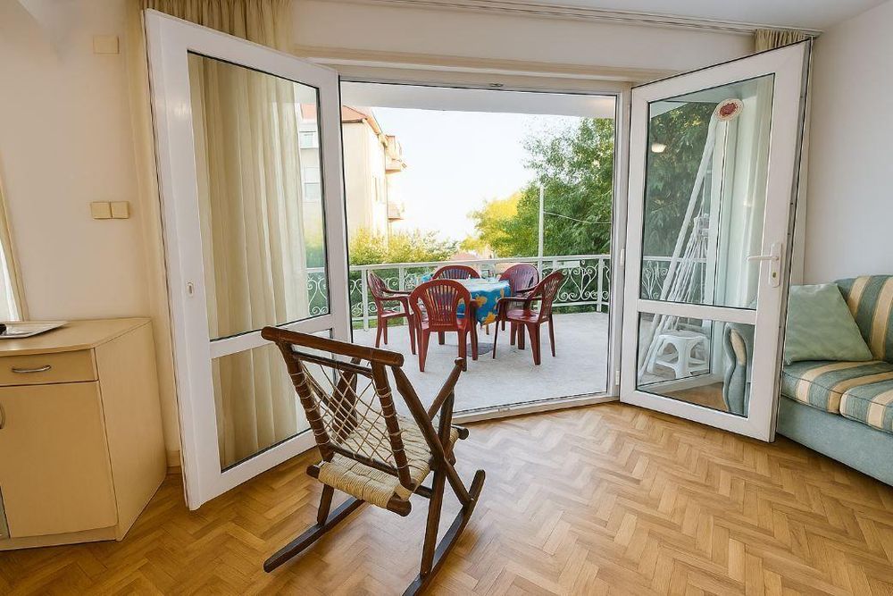 Дава се под наем Къща в Варна, м-т Св. Никола - 200 кв.м за 1270 € - Снимка #1