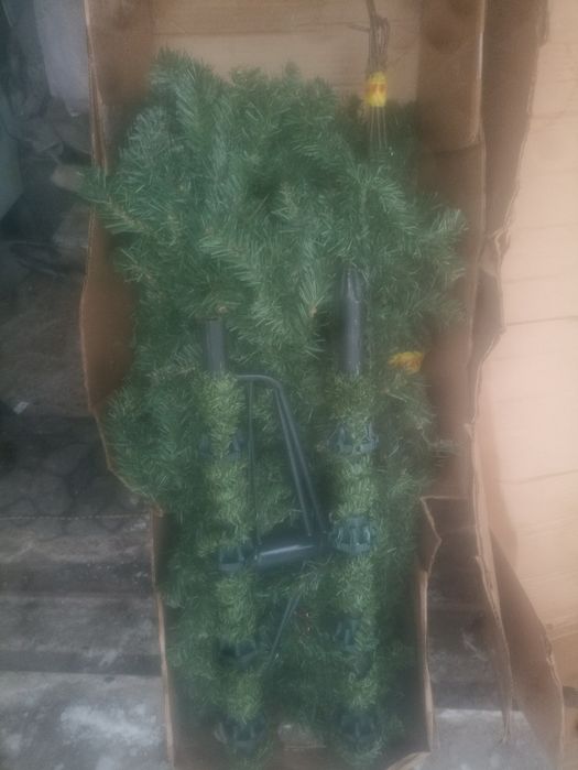 Ёлка искусственная.