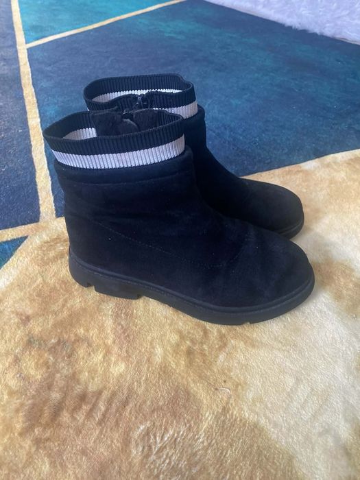 Vând ghete mărimea 34 din catifea