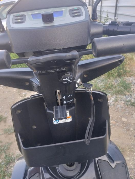 Scuter Electric  4 roți.  Baterii noi . Persoane vârstnice