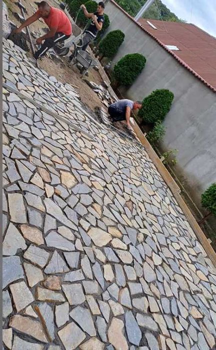 Piatră Naturală pentru Fațade și Socluri Rezistente