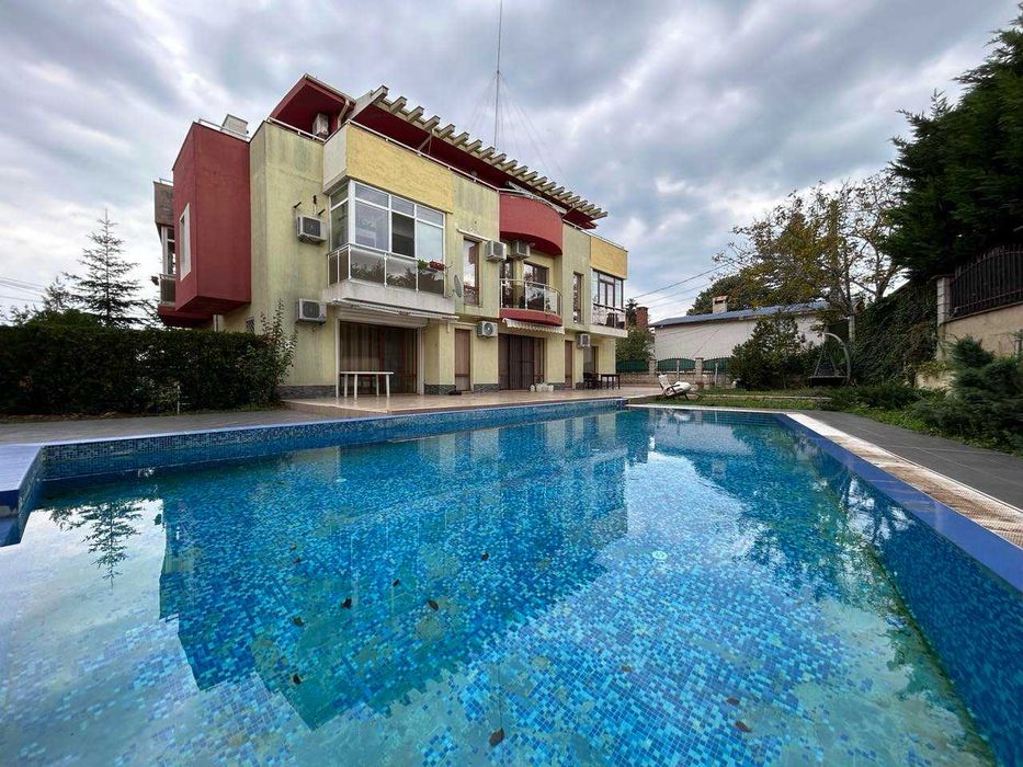 Тристаен! Обзаведен! Траката!