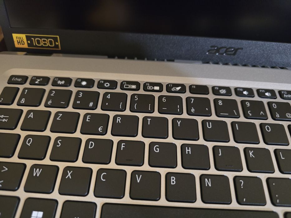 НОВ!!! Лаптоп Acer Aspire 3 A315-58-7122 с 15,6-инчов Full HD IPS екран (Intel Core i7-1165G7, 12 GB RAM,512 GB SSD,Windows 11)–AZERTY клавиатура,сив