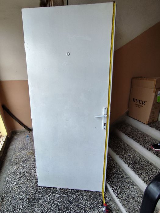 Дървена входна врата