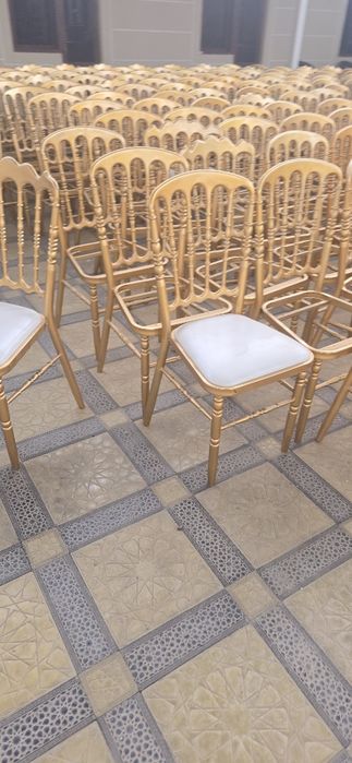 Tuyxona va kafe uchun stollar