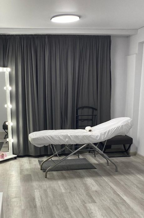 Продам кушетку белую