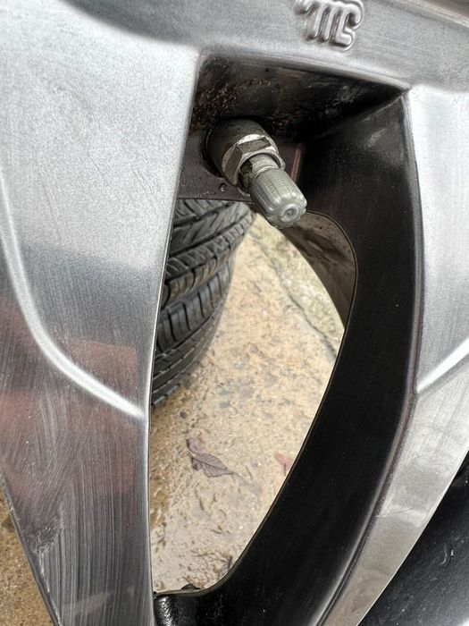 Продам корейские шины 20 размера