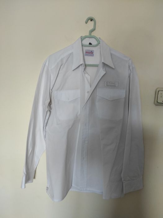 cămăși cu mânecă scurtă sau lungă cu mărimi diferite și modele diferit