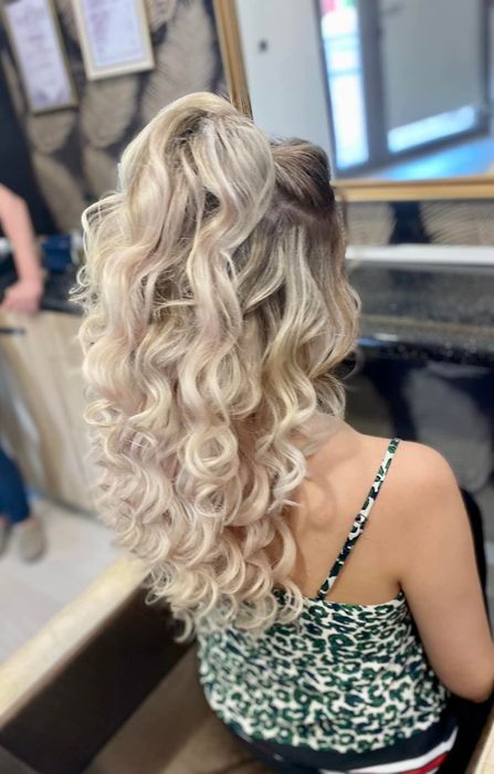 Coafez la domniciliu și make up 100 lei