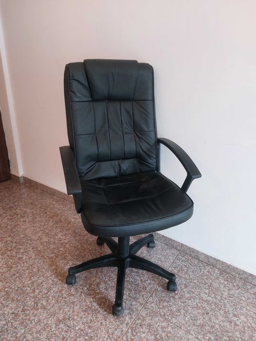 Офис стол запазен черен кожен