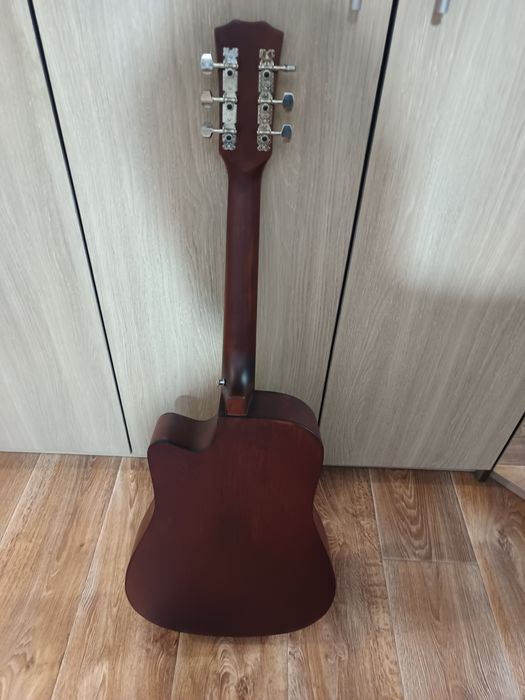 Продам гитару небольшую