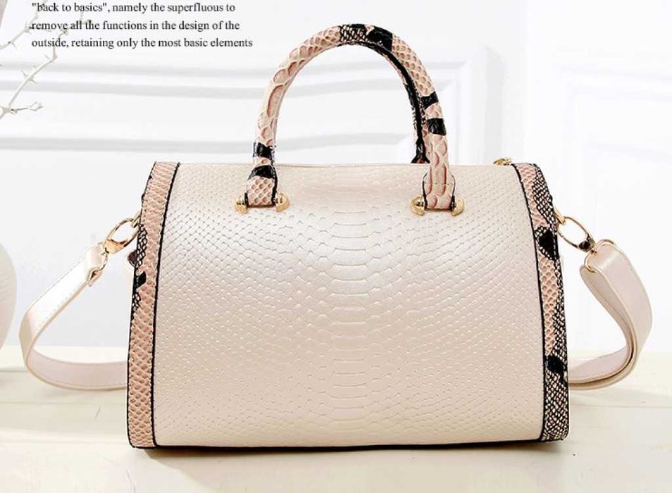 Дамска чанта с декорация от бяла змийска кожа.