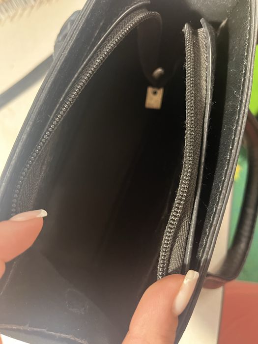 Черна чанта с киса и дълга дръжка