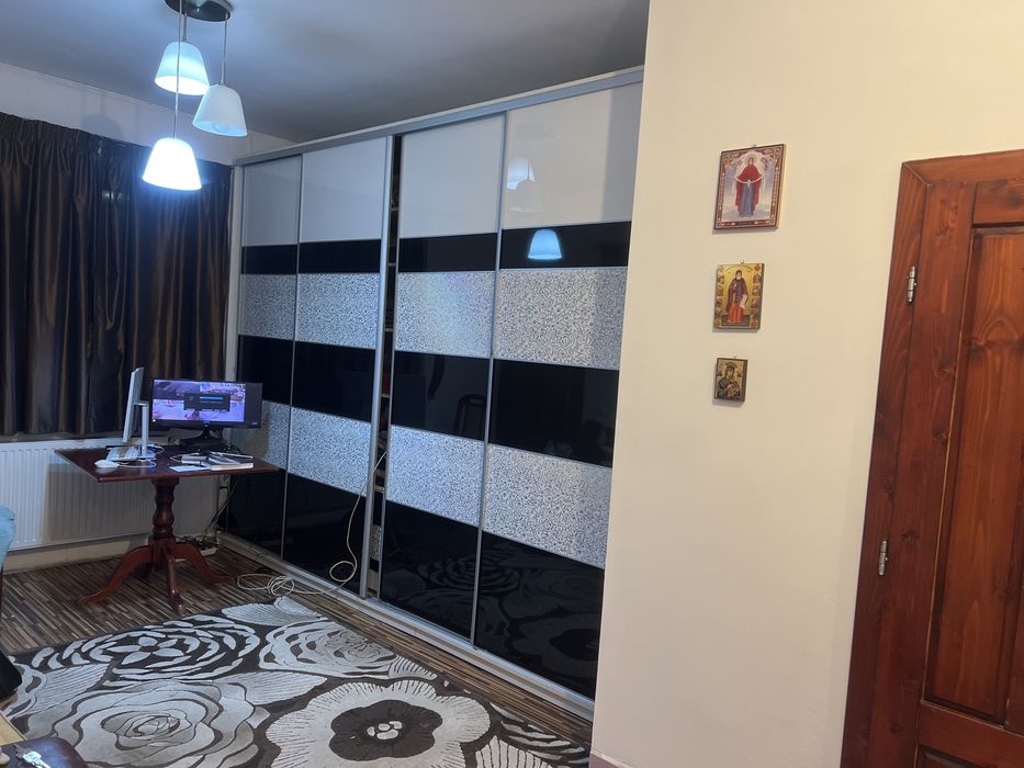 Vind dulap dresing pe sină ,model deosebit,lucios,3usi culis