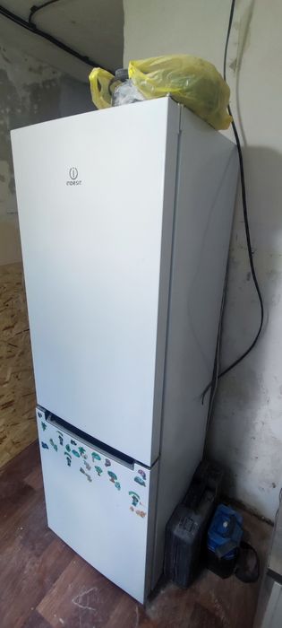 Высокий холодильник Indesit