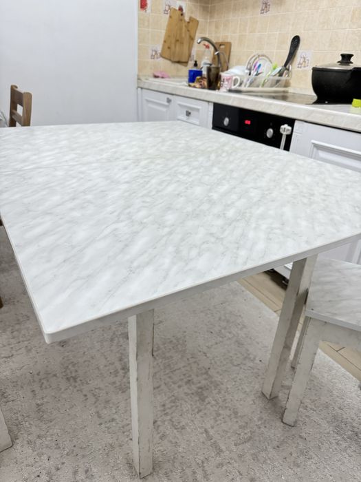 Продается Кухонный стол с табуретками