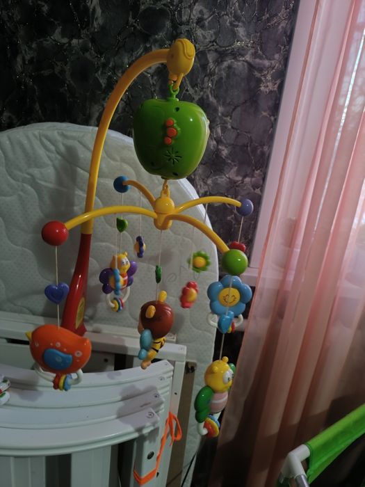Продаётся музыкальная карусель игрушка