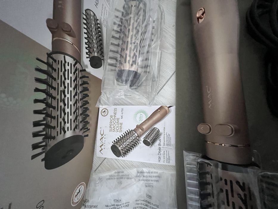 Фен щетка  Две насадки  .Куплено заграницей.