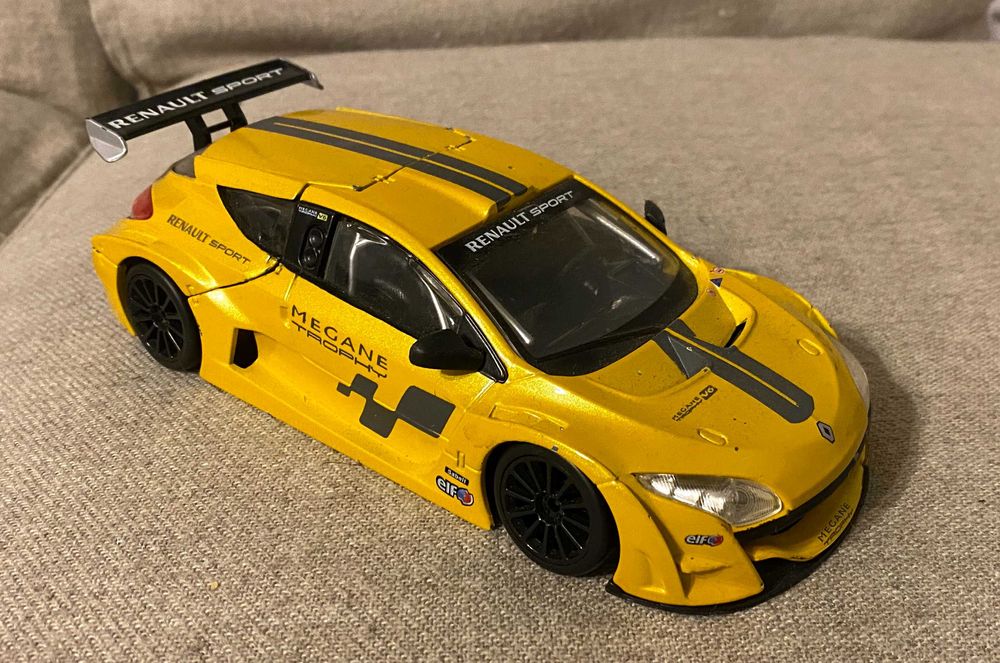Macheta Bburago Renault Megane Trophy galben scara 1 24