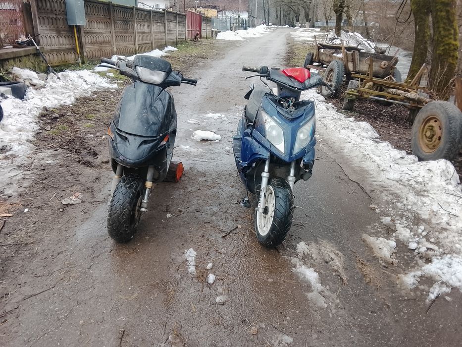 Vând două scutere