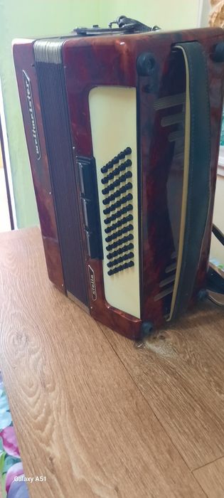 Продавам  акордеон 60 баса