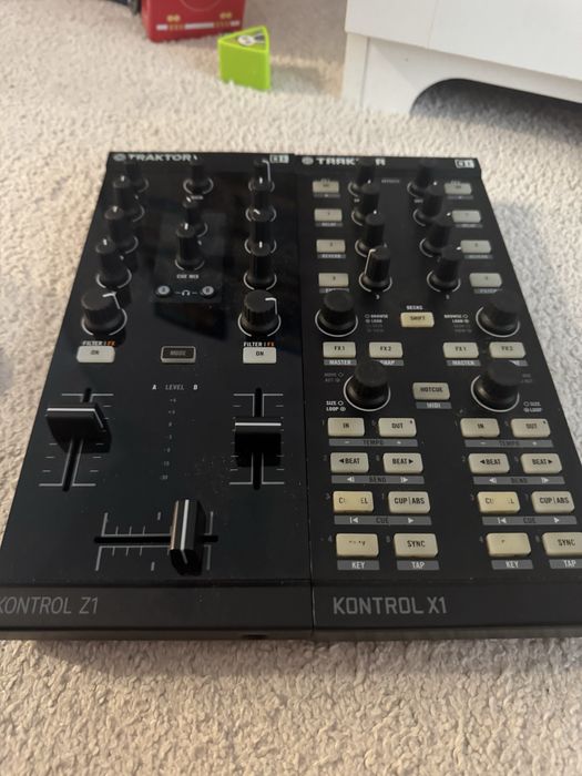 Native Instruments Traktor Z1 – Mixer + Controller DJ stare excelenta