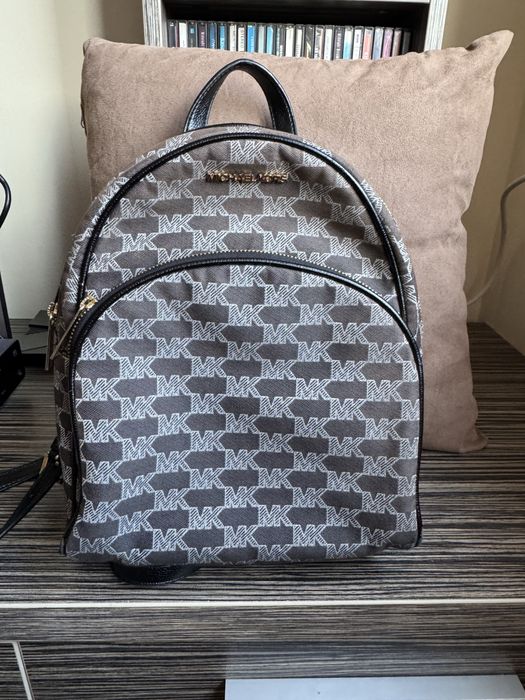 Раница на Michael Kors ,в отлично състояние.Никакви забележки