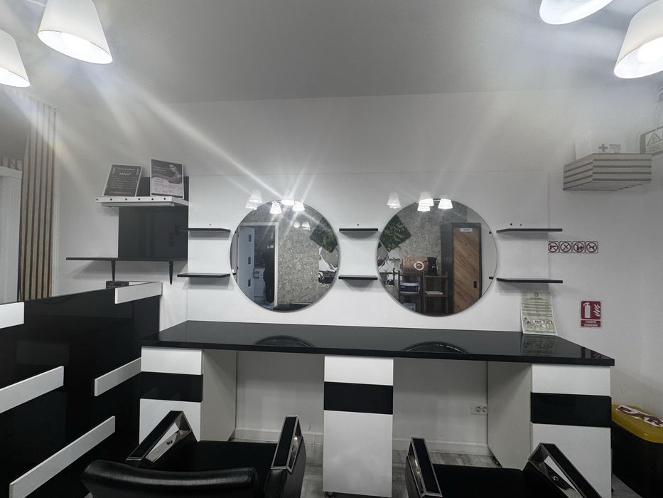 Vând mobilă pentru salon