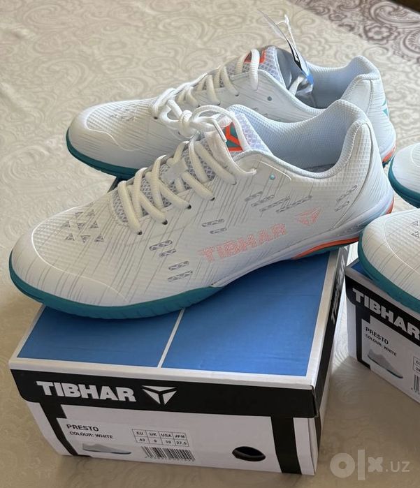 Stol tennis uchun professional krossovka sotiladi