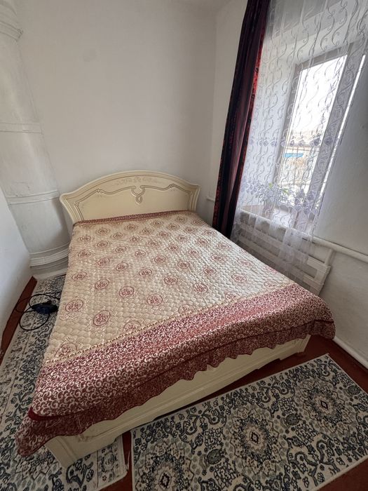 Спальня с комодом и тумбами