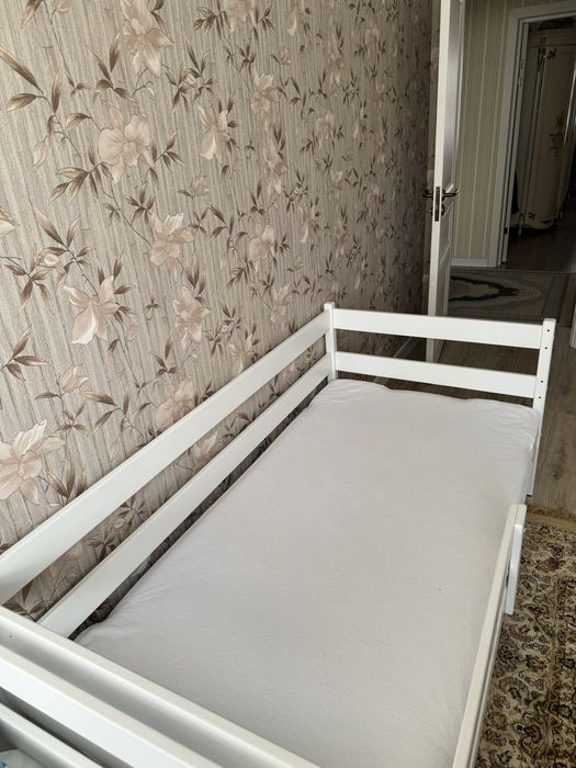 Детская кровать с бортиком