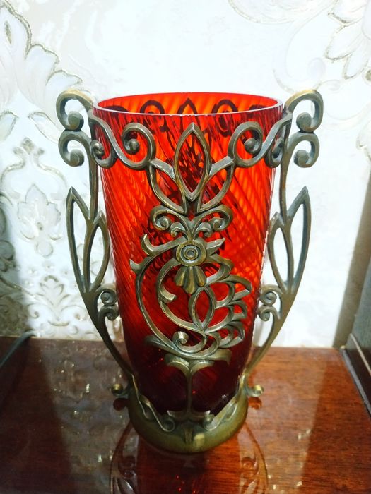 Винтажная рубиновая ваза в металлической оправе.