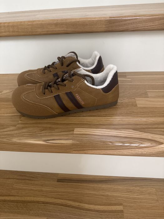 Продам утепленные кроссовки