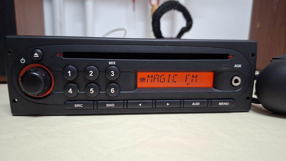 Radio cd original Dacia Logan cu aux + cod