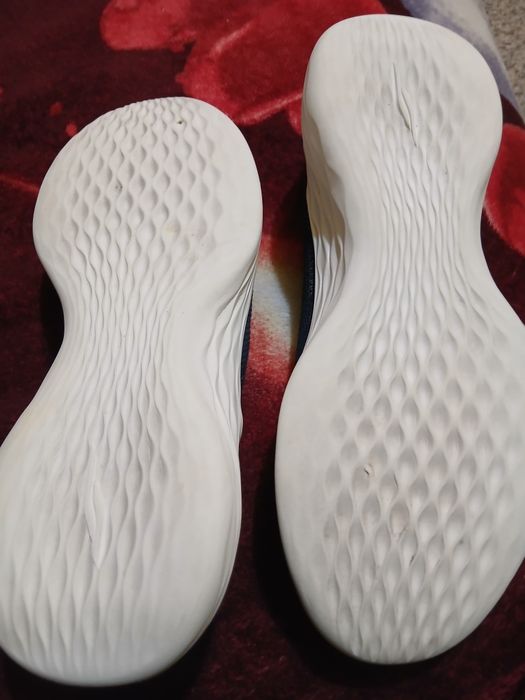 Vând urgent adidași skechers  mărimea 38