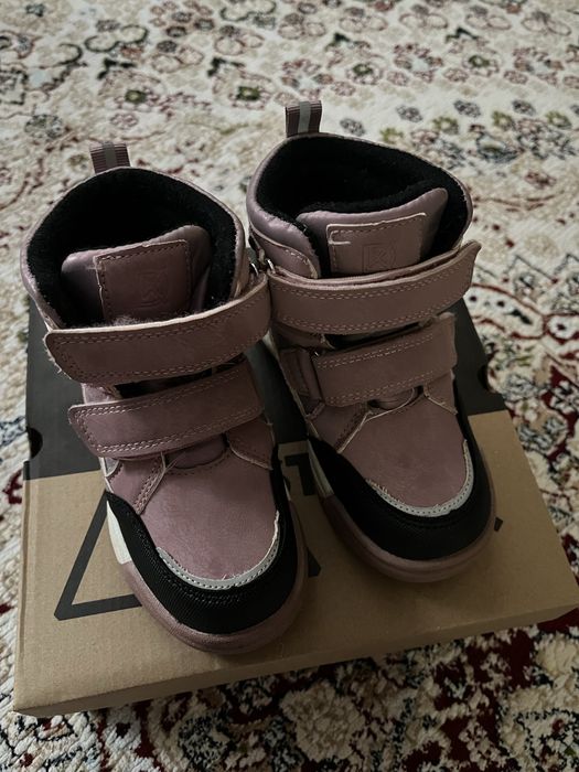 Детский ботинки продается
