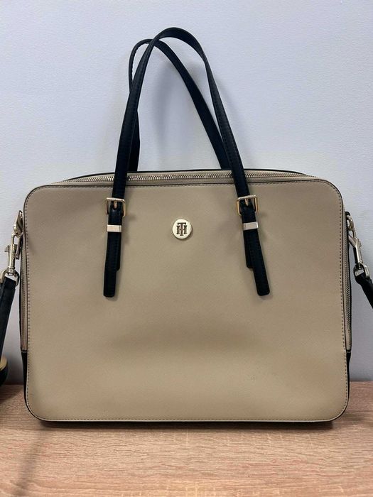 Оригинална лаптоп чанта Tommy Hilfiger – офис стил, отлично състояние