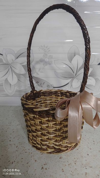 Корзинка плетёная подарочная